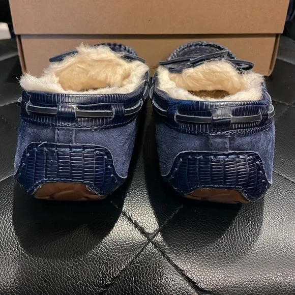 (SOLD) UGG Dakota moccasins - Picture 4 of 8